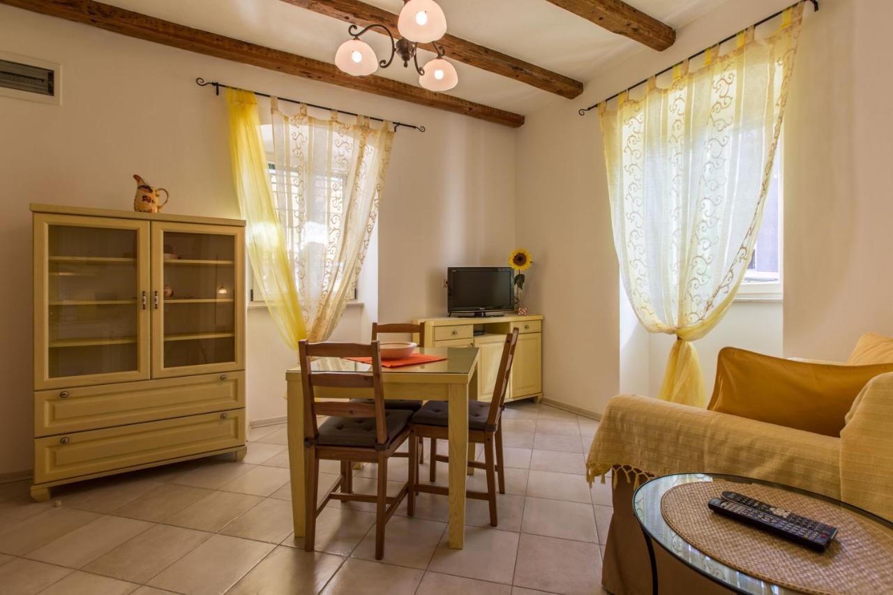 Apartments Casa Saina Rovigno Esterno foto