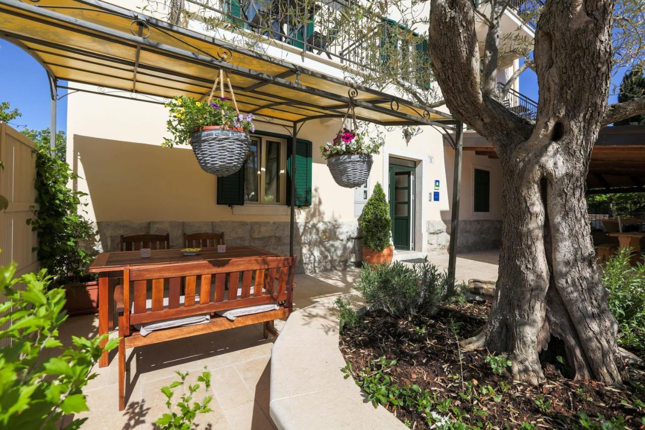 Apartments Casa Saina Rovigno Esterno foto