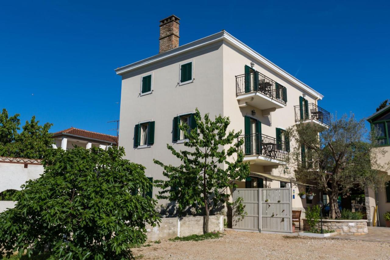 Apartments Casa Saina Rovigno Esterno foto