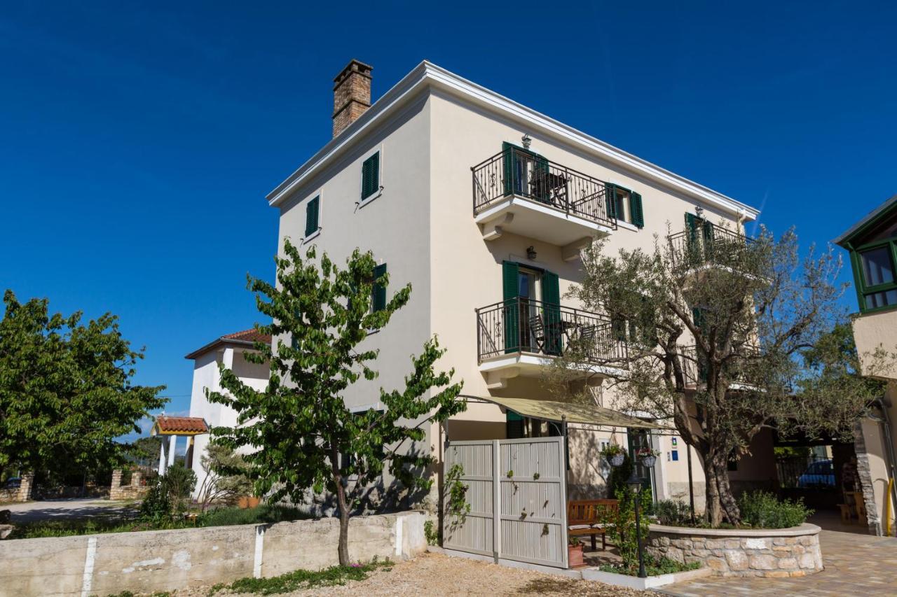 Apartments Casa Saina Rovigno Esterno foto